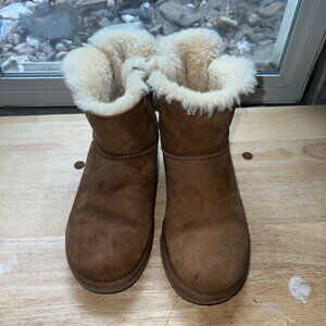 UGG CLASSIC MINI BAILEY BOW SUEDE SHEEPSKIN WOMENS BOOTS (CHESTNUT), SIZE 7 US